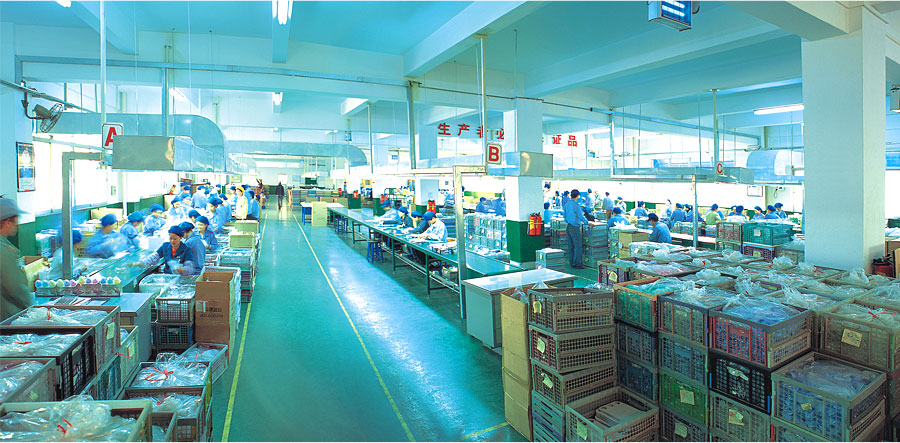 黑眼睛廣告為新興塑膠形象目錄設計而拍攝的工廠內(nèi)景之裝配生產(chǎn)線