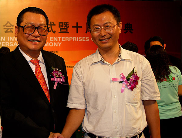 深圳市黑眼睛廣告有限公司文總和深圳市委常委、副市長(zhǎng)、外運(yùn)會(huì)組委會(huì)主任陳應(yīng)春親切握手留影
