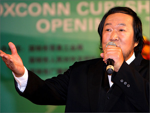 外運(yùn)會(huì)開幕式上由國(guó)家一級(jí)演員、著名男高音歌唱家、深圳東方英文書院音樂教師劉傳義