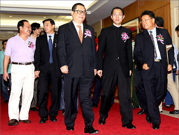 深圳市委常委、市政府副市長(zhǎng)、外運(yùn)會(huì)組委會(huì)主任陳應(yīng)春、與會(huì)其他領(lǐng)導(dǎo)步入會(huì)場(chǎng)