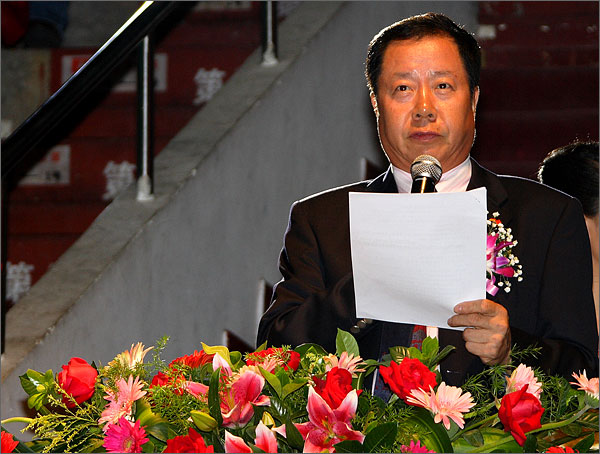 深圳市貿(mào)易工業(yè)局黨組成員、深圳市世貿(mào)組織事務(wù)中心主任、外運(yùn)會(huì)組委會(huì)副主任張金生主持了開幕式