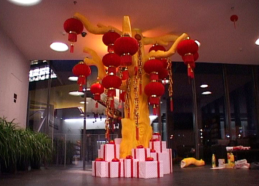萬科新年氣氛營(yíng)造方案-地產(chǎn)總部大堂燈籠樹堆放禮物和掛滿燈籠、鞭炮的完整效果